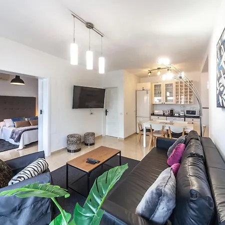 Luxury Sea Front Iv 아파트 *